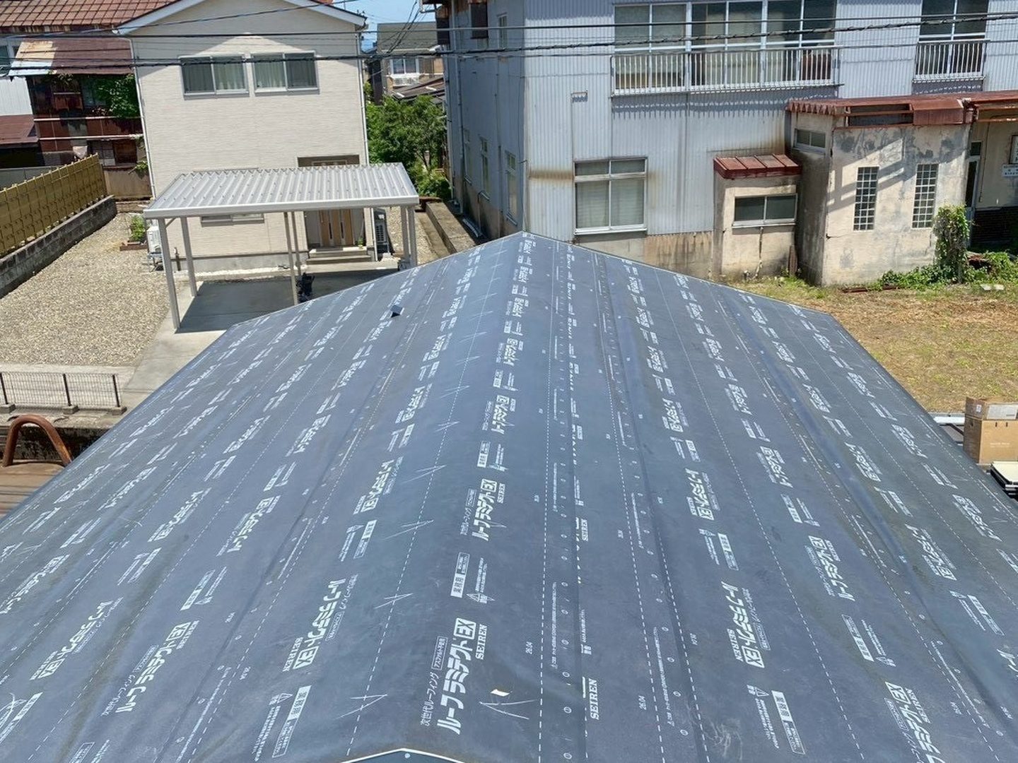 屋根の葺き替えで下葺き材（防水シート）を張った状態