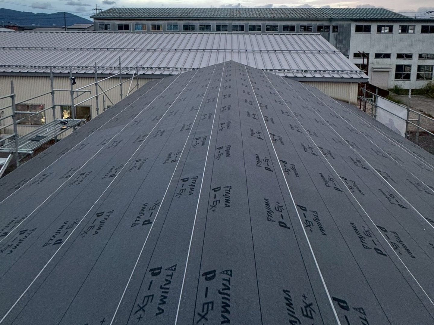 燕市 H様 工場 遮熱工事 施工中（ルーフィング敷設）